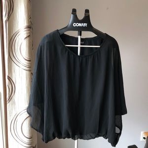 Beautiful, flattering top!  Dolman style sheet sleeves with a lined bodice.